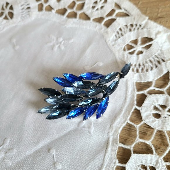 Vintage Juliana (?) silver tone brooch with 3 shades of blue rhinestones. - Picture 3 of 5